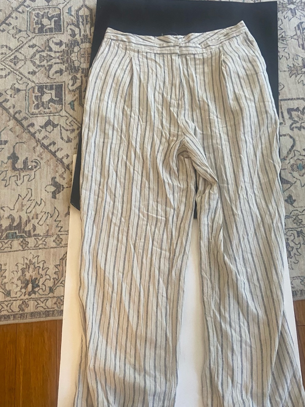 Rachel Zoe size XL with an inseam of 30”. Beige & Navy Striped Linen Pants